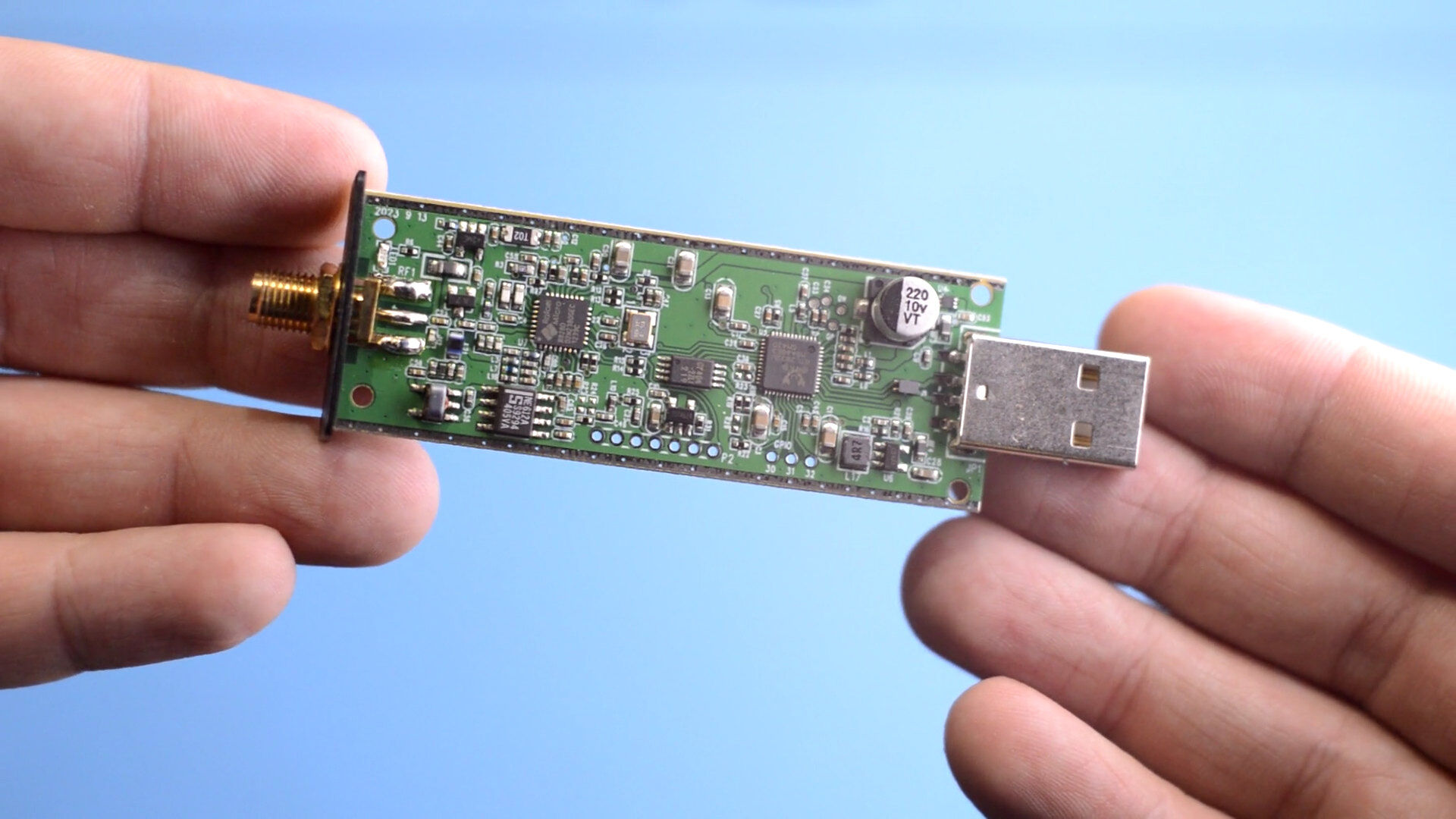 "Плата всередині RTL-SDR V4"