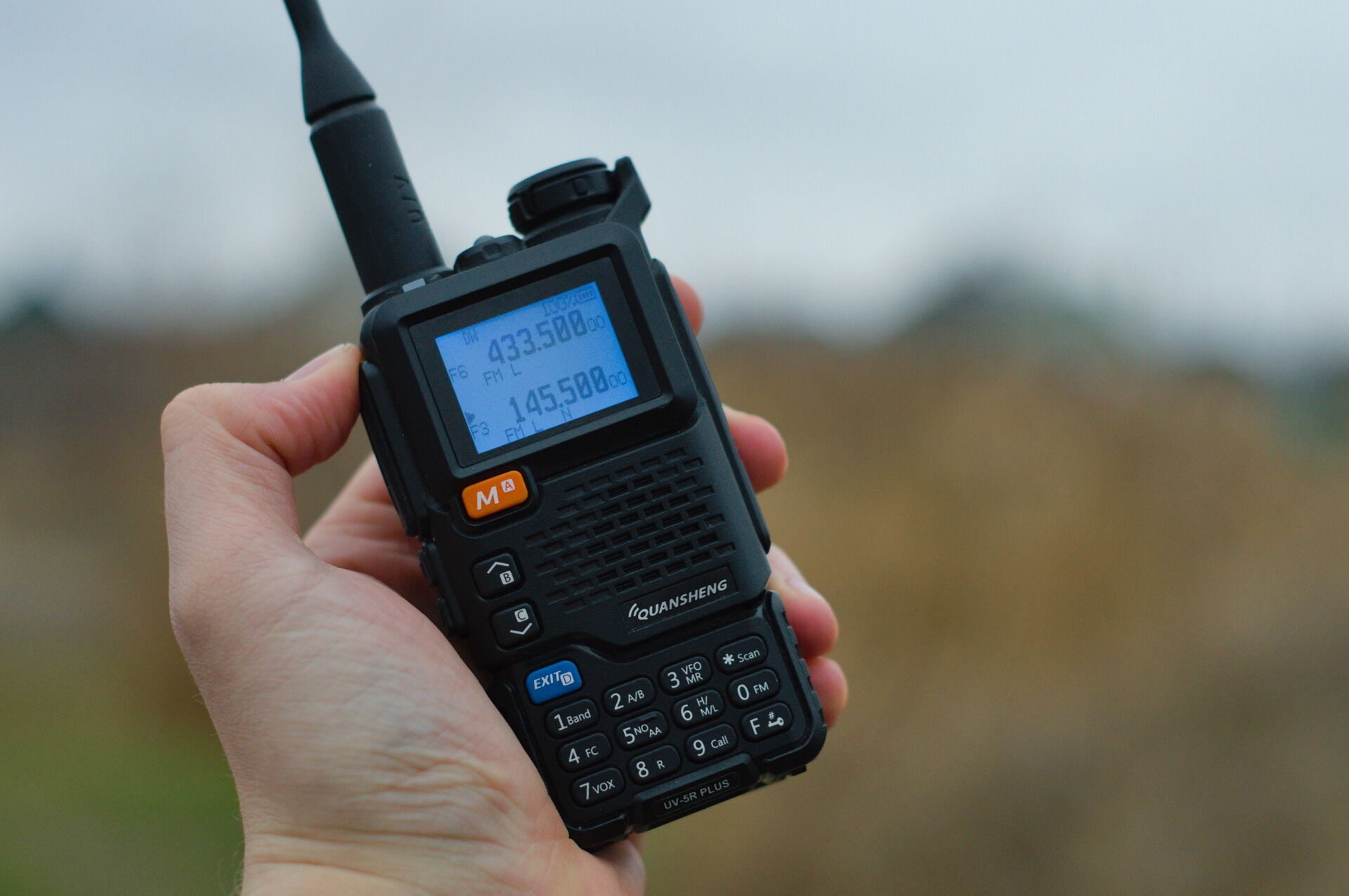 "VHF та UHF на рації"