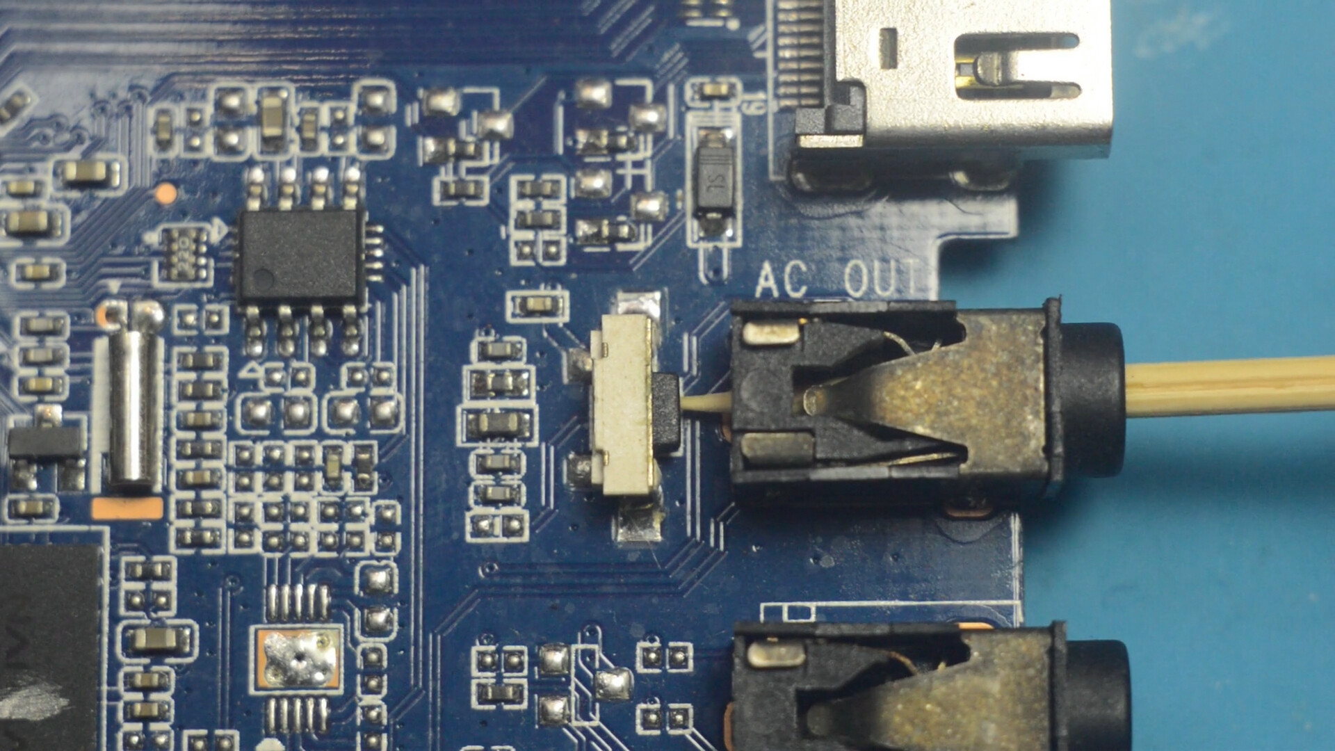 Кнопка навпроти AV