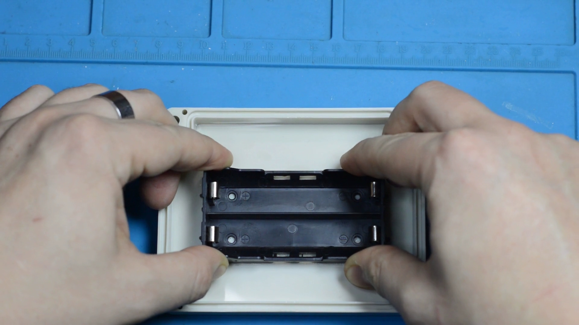 Тримач для акумуляторів "Тримач для акумуляторів"